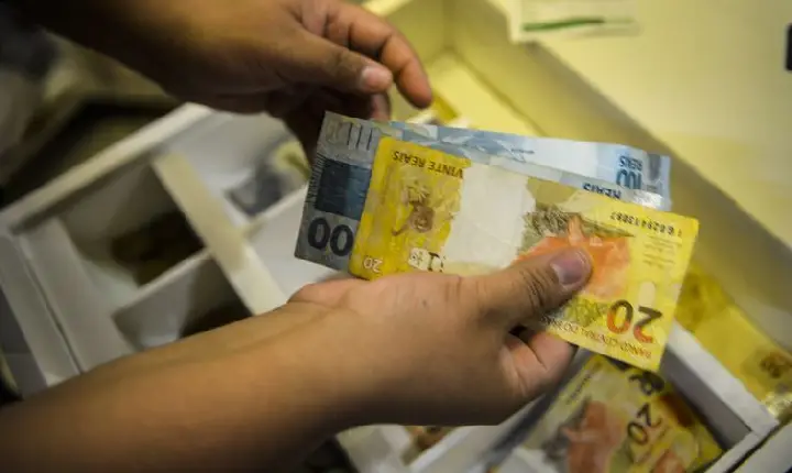 Aposentados e pensionistas do INSS podem consultar antecipação do 13º