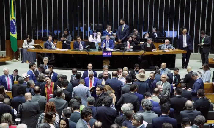 Deputados analisam projeto que reforça medida protetiva em caso de aproximação do agressor; acompanhe