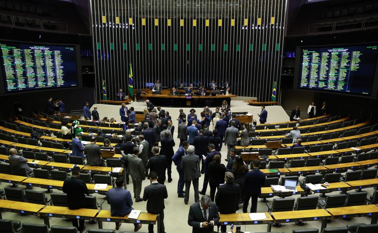 Aprovada urgência para projeto que tipifica crimes de discriminação contra pessoas politicamente expostas; acompanhe