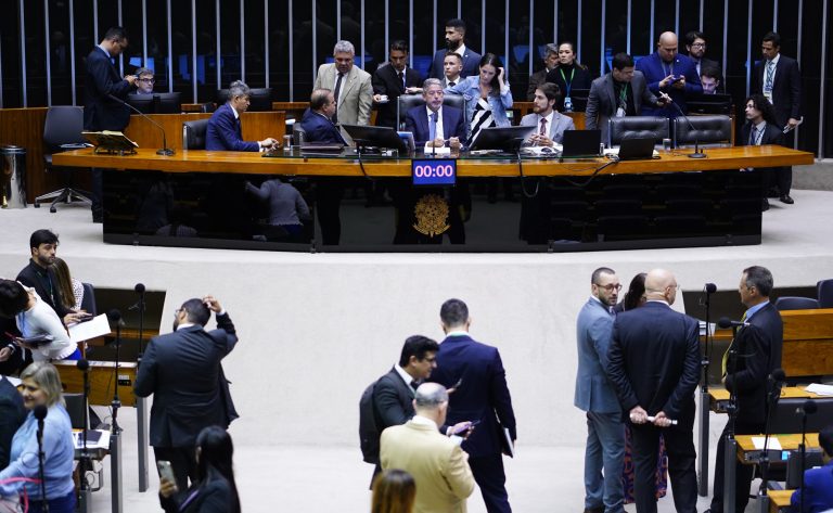 Deputados aprovam urgência para dois projetos e encerram votações de hoje