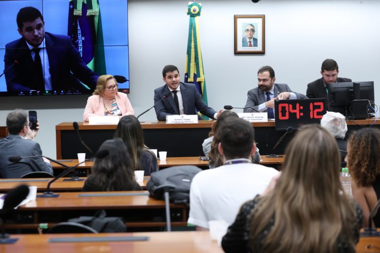 Especialistas em saúde criticam ampliação de EaD em cursos da área