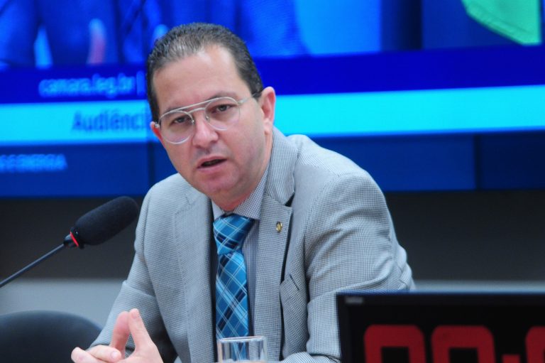 Projeto exige que todos os celulares ofereçam o acesso às rádios FM