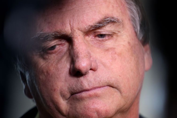 TSE suspende sessão com 3 votos a 1 pela inelegibilidade de Bolsonaro