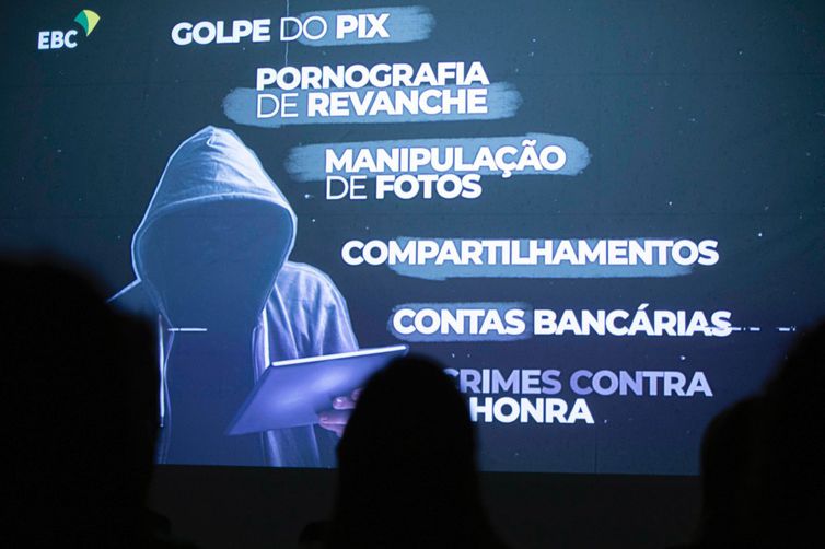 Minidoc da EBC revela histórias de vítimas de crimes na internet