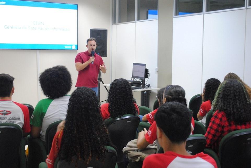 Estudantes de Cariacica conhecem serviços prestados pelo Prodest