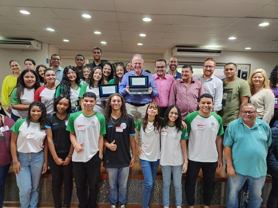 Governo vai distribuir quase 20 mil chromebooks para escolas da Rede Estadual