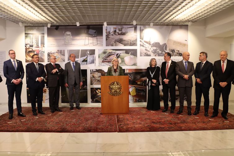 STF lança livro e documentário sobre ataques de 8 de janeiro 