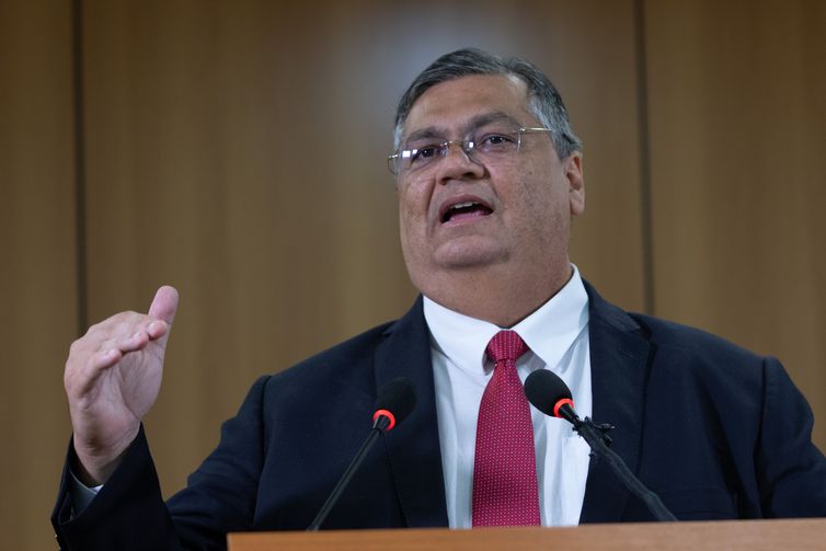 Dino pede esclarecimentos à PRF sobre criança de 3 anos baleada no Rio