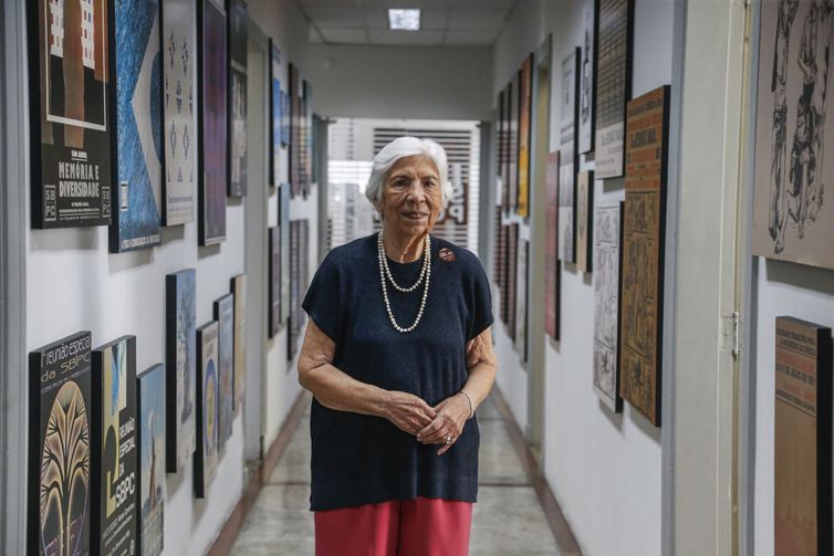 Pioneira na física, professora lembra carreira de quase 70 anos na USP