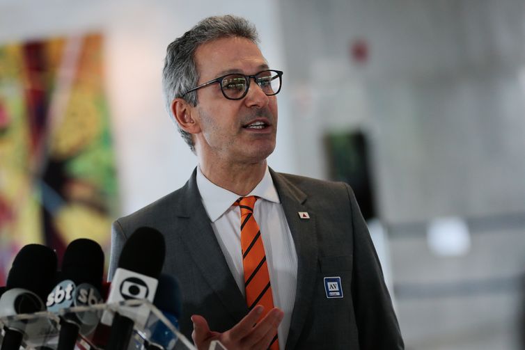 Zema defende no STF posição de não cobrar vacina em escolas de Minas