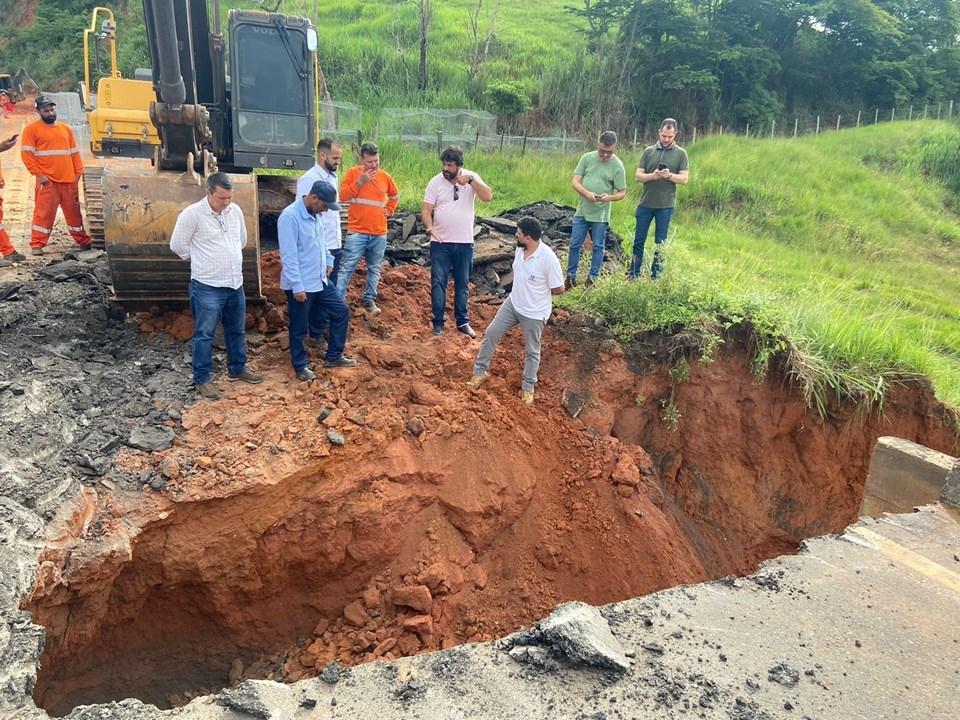 DER-ES mantém força-tarefa com várias frentes de trabalho em locais afetados pela chuva