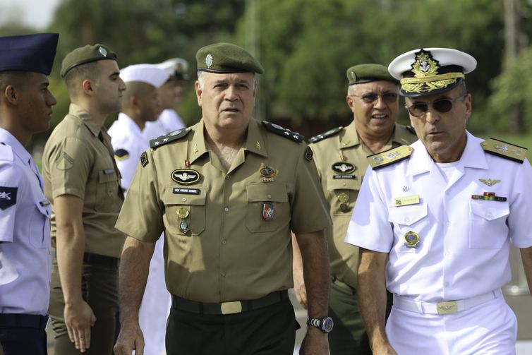 Ex-comandante do Exército confirma reunião com Bolsonaro sobre golpe