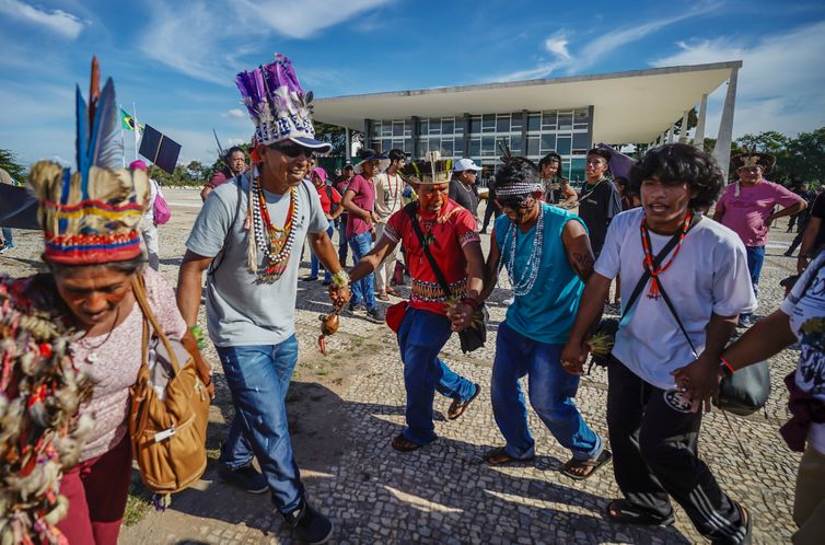 Indígenas fazem ato contra Marco Temporal em frente ao STF