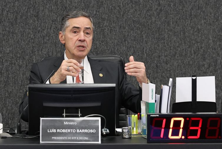 Barroso relembra golpe de 64 e defende democracia 