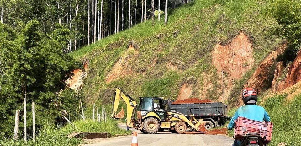 Governo concentra esforços para desbloquear via rural em Muniz Freire após fortes chuvas