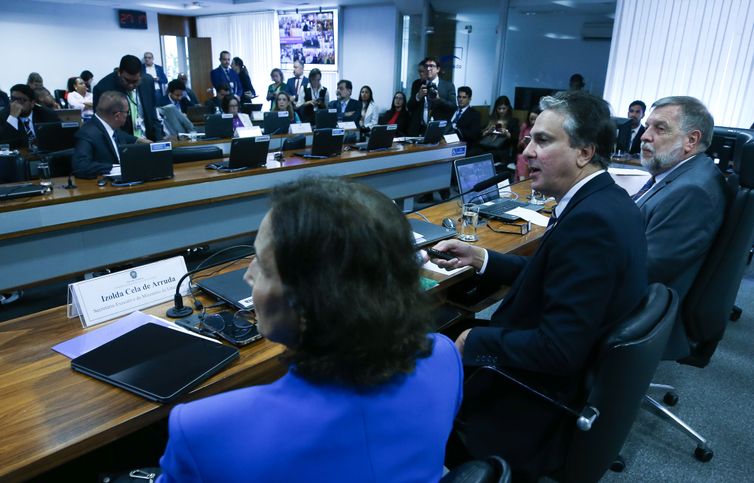Governo vai melhorar proposta a servidores da Educação, diz ministro