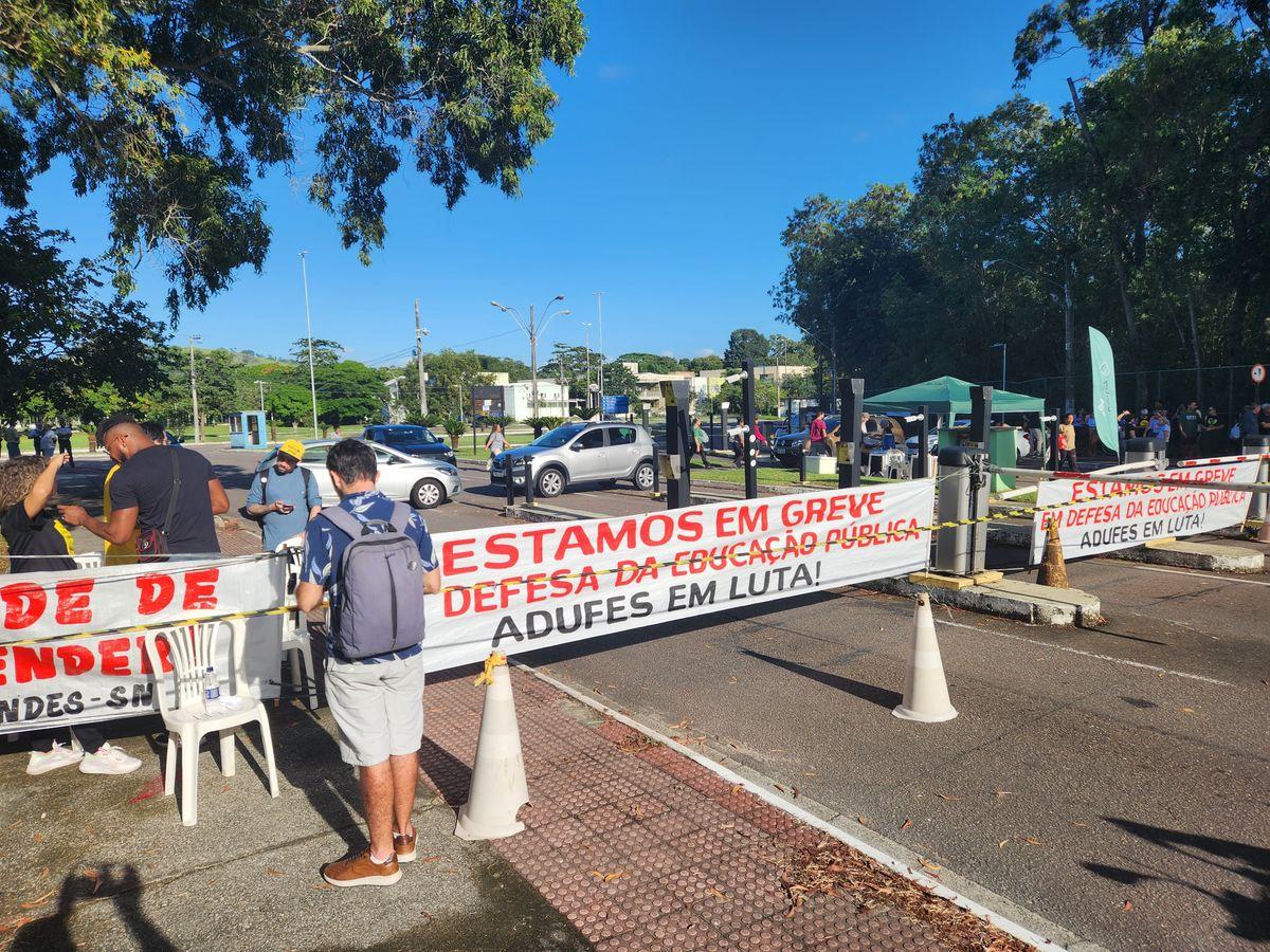 Greve na Ufes: portões continuam bloqueados, mas RU funciona normalmente