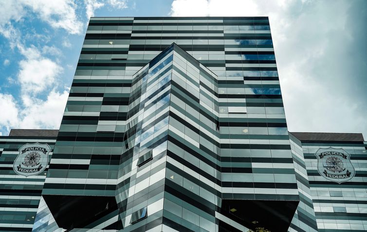 PF diz que perfis bloqueados por Moraes continuam realizando lives