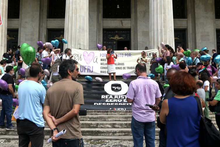 Professores da UFRJ fazem ato por mais verbas e melhores salários