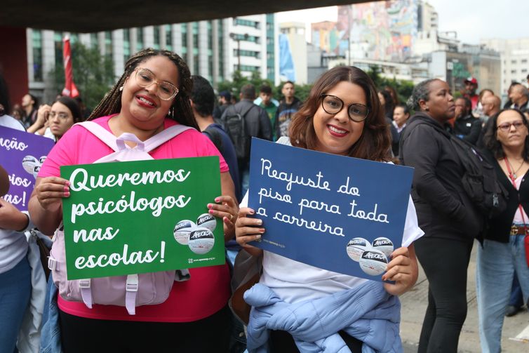 Professores de instituições federais de ensino entram em greve