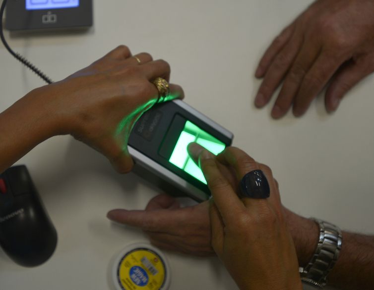 TRE-RJ convoca 4 milhões de eleitores para fazer biometria