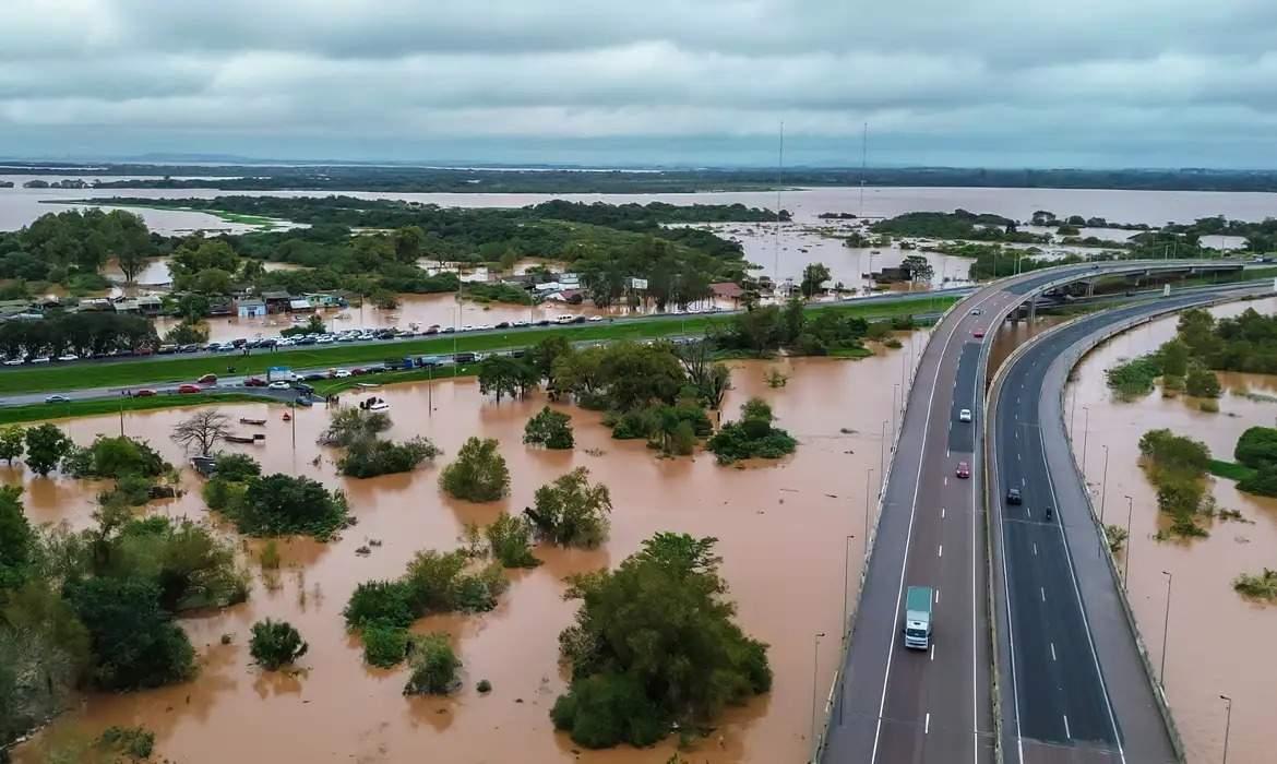 Água, colchões, roupas: saiba o que e onde doar para as vítimas da chuva no RS