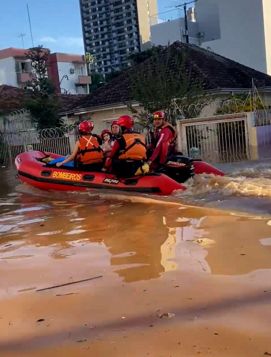 Bombeiros capixabas já resgataram 154 pessoas e 27 animais no Rio Grande do Sul