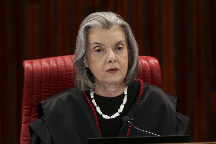 Cármen Lúcia é eleita presidente do TSE