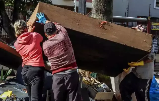Enchentes espalharam 46 milhões de toneladas de entulho no RS; descarte e doenças viram desafio