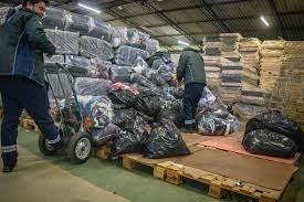 FAB suspende temporariamente a coleta de água e roupas para o RS; saiba o que doar