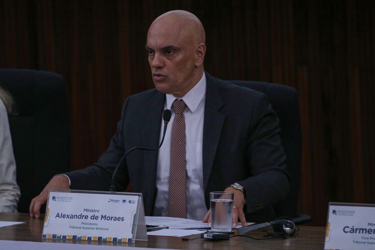 Moraes suspende lei municipal que proibia linguagem neutra nas escolas
