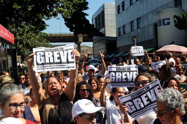 Servidores de hospitais federais pedem reajuste salarial em ato no Rio