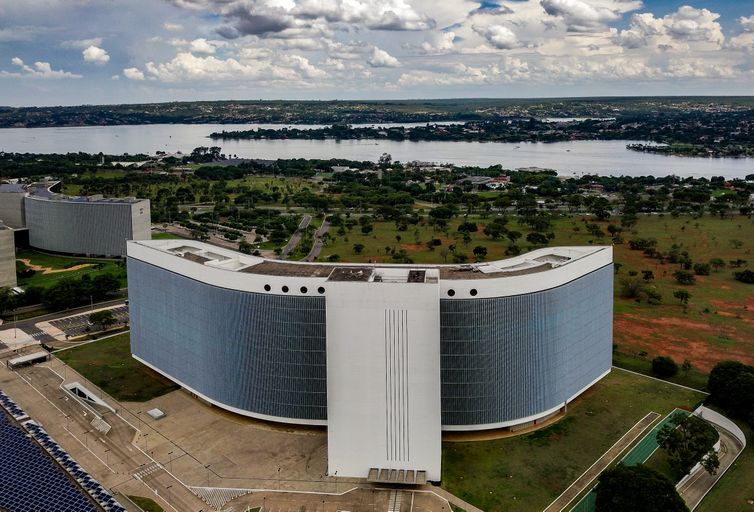 TSE pune parlamentares que associaram Lula ao satanismo nas eleições 