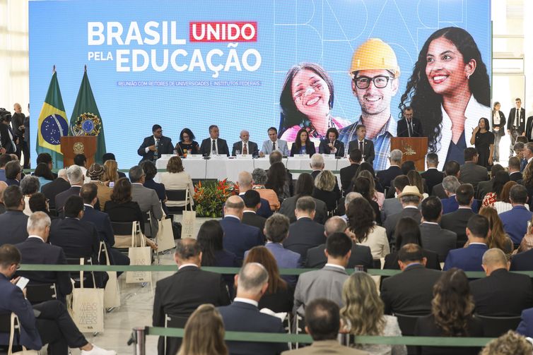 Governo anuncia R$ 5,5 bi para obras e novos campi universitários