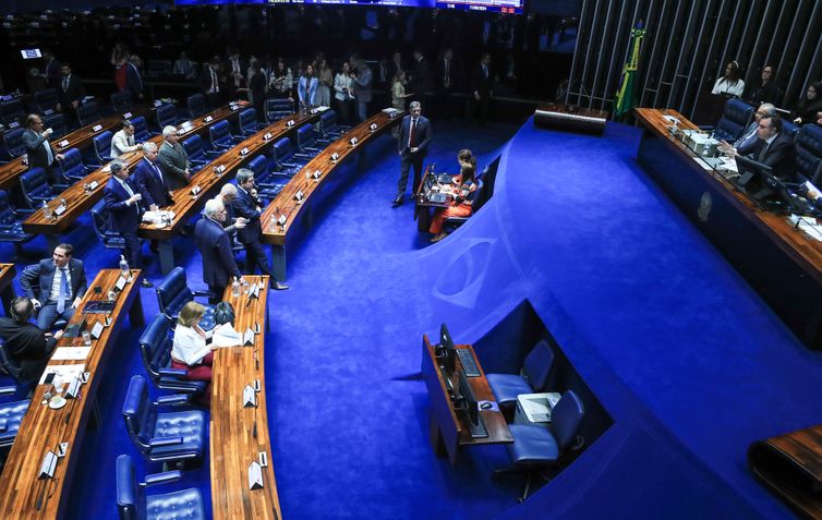 Senado aprova bolsa para apoiar permanência de alunos em universidades
