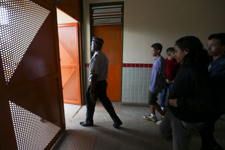 STF dá 10 dias para SP explicar modelo de escolas cívico-militares 