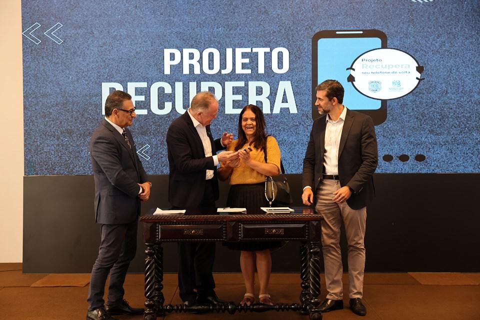 Governo do Estado inicia devolução de celulares recuperados pelo Projeto Recupera