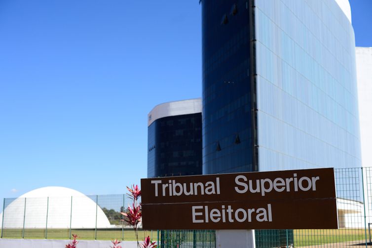 TSE recebe lista de 9,7 mil pessoas com contas irregulares