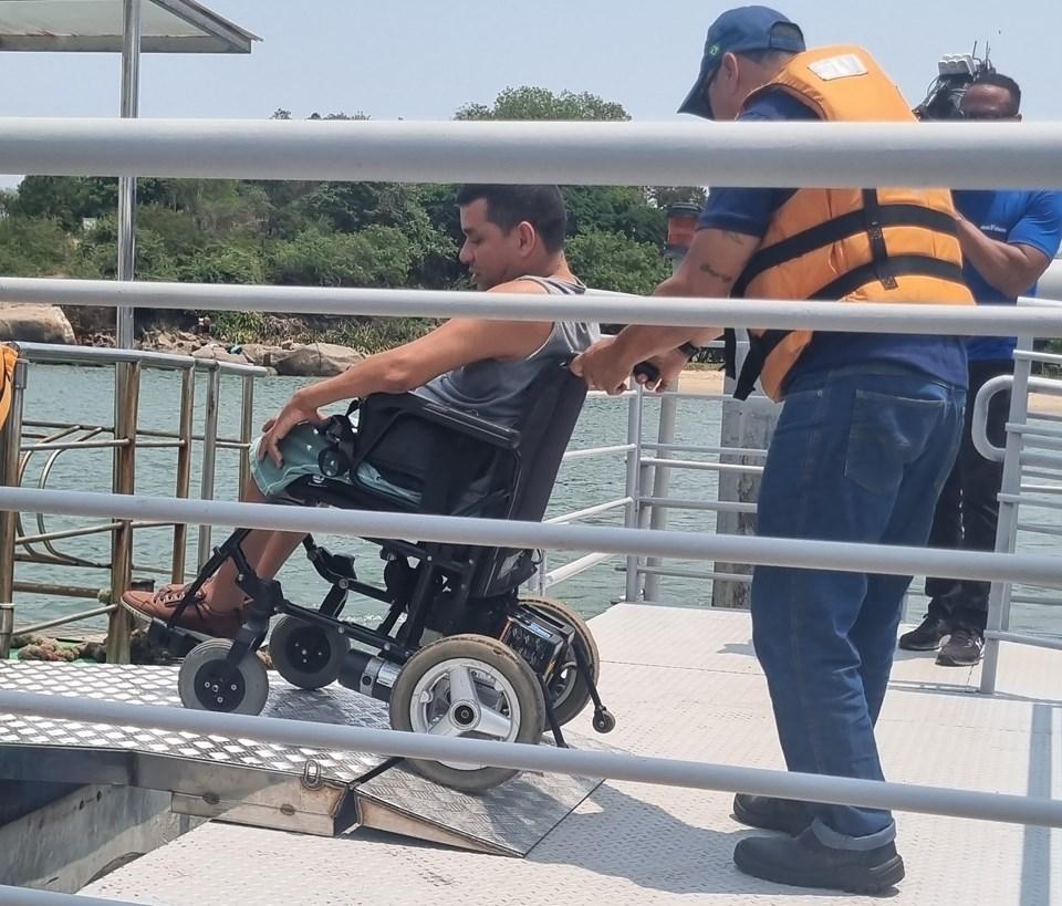 Ceturb-ES entrega rampas para cadeirantes nas estações do Aquaviário