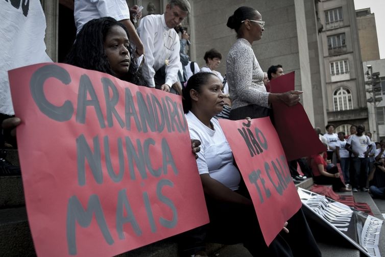 Justiça de SP extingue penas de policiais pelo massacre do Carandiru