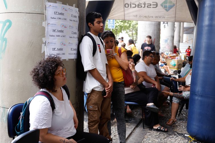 Enem reúne estreantes e veteranos entre milhões de candidatos