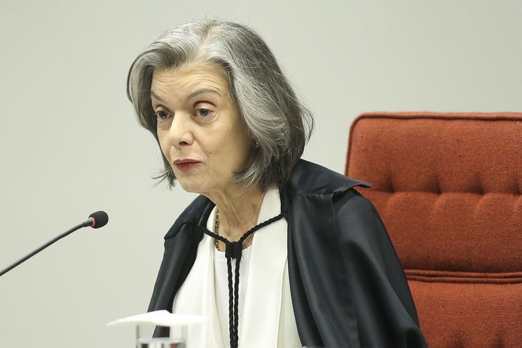 Cármen Lúcia mantém investigação contra Bolsonaro
