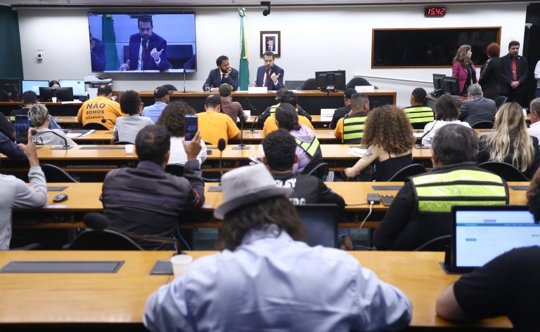 Governo e oposição se unem para superar precarização no trabalho dos entregadores de aplicativo