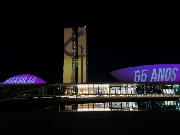 Prédio do Congresso recebe projeção de imagens em comemoração dos 65 anos de Brasília