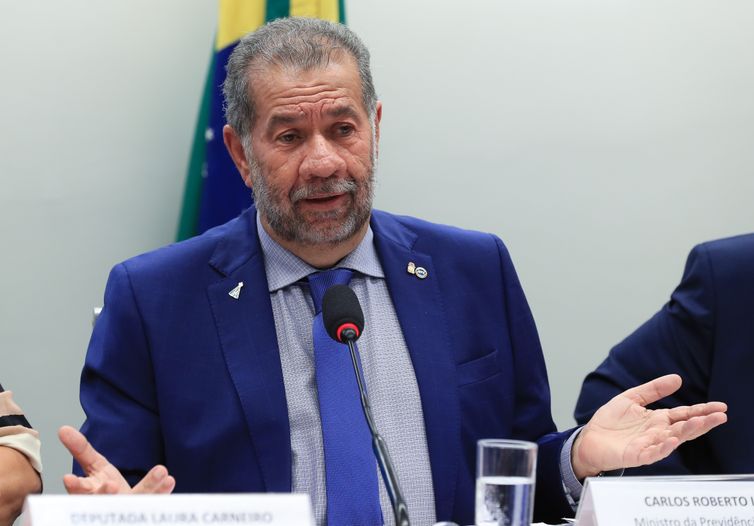 Após fraude no INSS, Lupi pede demissão do Ministério da Previdência