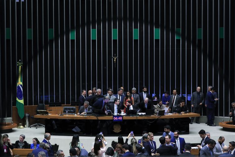 Câmara aprova urgência para PL que proíbe desconto automático no INSS