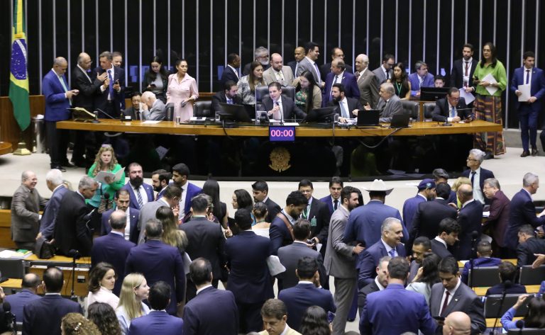 Câmara pode retomar nesta quinta-feira votação de projeto sobre formação de motoristas de baixa renda