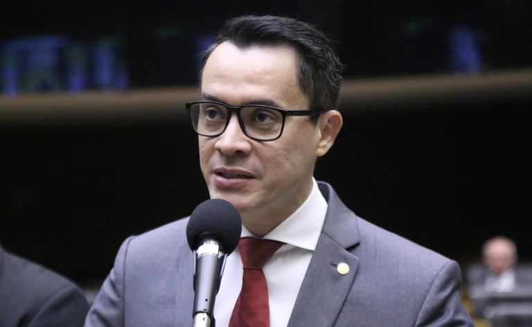 Comissão aprova prazo de 60 dias para início do tratamento de pessoa com autismo