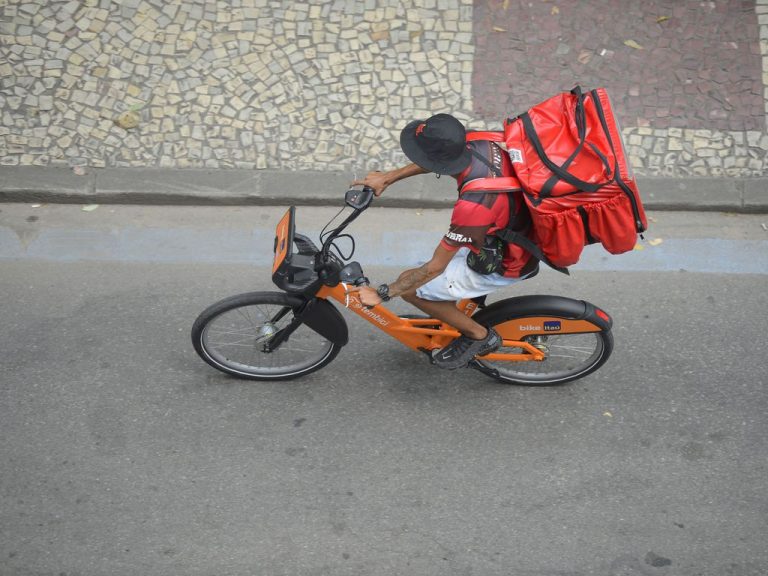 Comissão debate condições de saúde do trabalhador em plataformas de entrega de alimentos