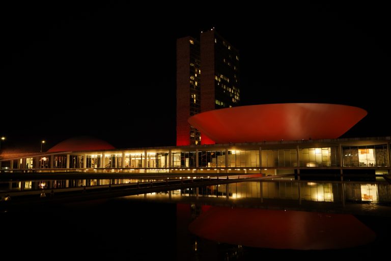 Congresso recebe iluminação vermelha em apoio ao Dia Internacional da Dignidade Menstrual